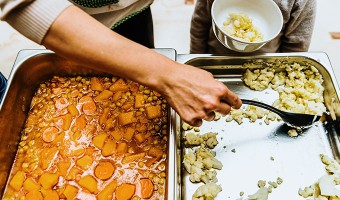 企业新闻-江门市德宇餐饮管理服务有限公司-饭堂承包公司如何保证食堂工作人员服务态度与质量？